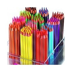 Crayons de couleur et craie